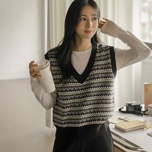 Dongdaemum Women’s Shirts, Tops & T-Shirts, a testament to the elegance and quality of wholesale Korean fashion.