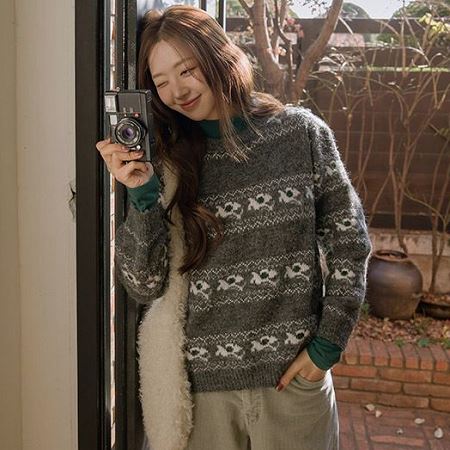 Dongdaemum Women’s Shirts, Tops & T-Shirts, a testament to the elegance and quality of wholesale Korean fashion.