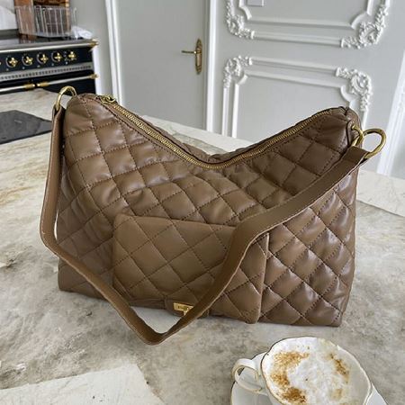 Dongdaemum Women’s Handbags, a testament to the elegance and quality of wholesale Korean fashion.