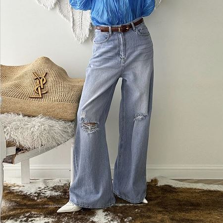 Dongdaemum Women’s Pants, a testament to the elegance and quality of wholesale Korean fashion.