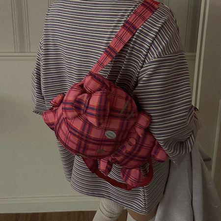 Dongdaemum Women’s Handbags, a testament to the elegance and quality of wholesale Korean fashion.