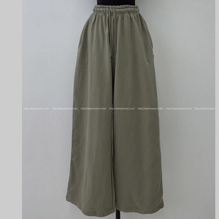 Dongdaemum Women’s Pants, a testament to the elegance and quality of wholesale Korean fashion.