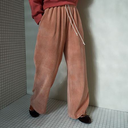 Dongdaemum Women’s Pants, a testament to the elegance and quality of wholesale Korean fashion.