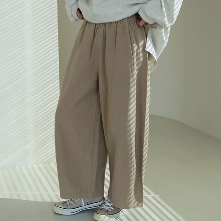 Dongdaemum Women’s Pants, a testament to the elegance and quality of wholesale Korean fashion.