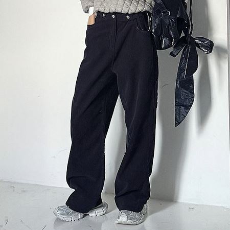 Dongdaemum Women’s Pants, a testament to the elegance and quality of wholesale Korean fashion.