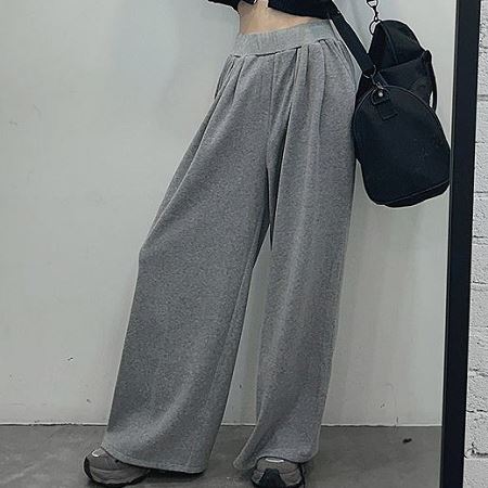 Dongdaemum Women’s Pants, a testament to the elegance and quality of wholesale Korean fashion.