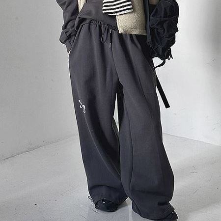 Dongdaemum Women’s Pants, a testament to the elegance and quality of wholesale Korean fashion.