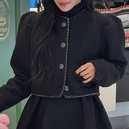 Dongdaemum Women’s Coats & Jackets, a testament to the elegance and quality of wholesale Korean fashion.