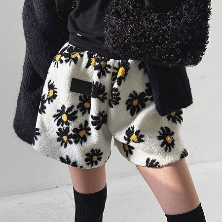 Dongdaemum Women’s Pants, a testament to the elegance and quality of wholesale Korean fashion.