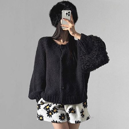 Dongdaemum Women’s Shirts, Tops & T-Shirts, a testament to the elegance and quality of wholesale Korean fashion.