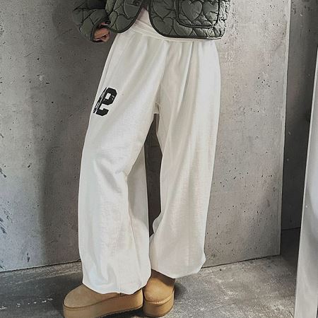 Dongdaemum Women’s Pants, a testament to the elegance and quality of wholesale Korean fashion.