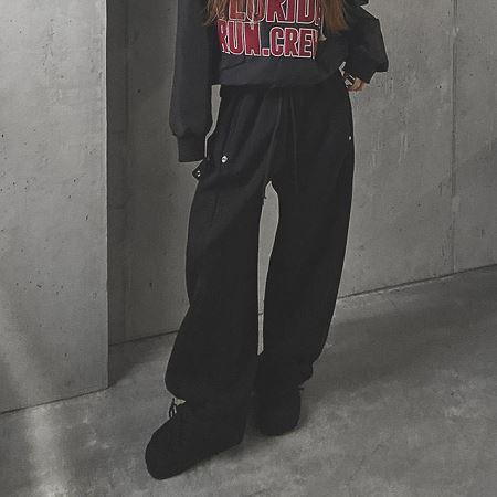 Dongdaemum Women’s Pants, a testament to the elegance and quality of wholesale Korean fashion.