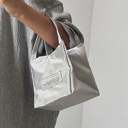 Dongdaemum Women’s Handbags, a testament to the elegance and quality of wholesale Korean fashion.