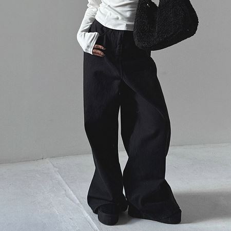 Dongdaemum Women’s Pants, a testament to the elegance and quality of wholesale Korean fashion.