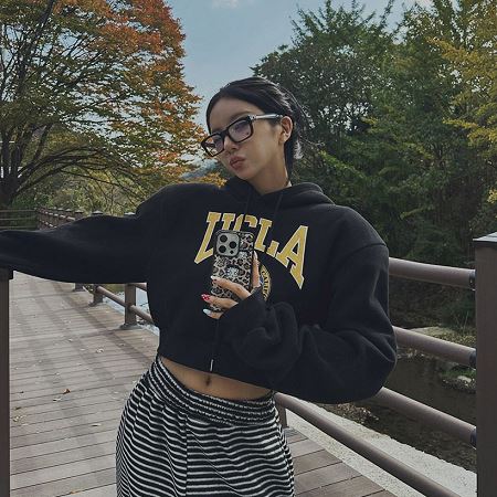 Dongdaemum Women’s Shirts, Tops & T-Shirts, a testament to the elegance and quality of wholesale Korean fashion.