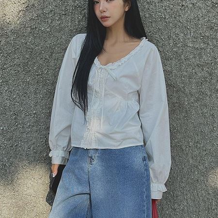 Dongdaemum Women’s Shirts, Tops & T-Shirts, a testament to the elegance and quality of wholesale Korean fashion.