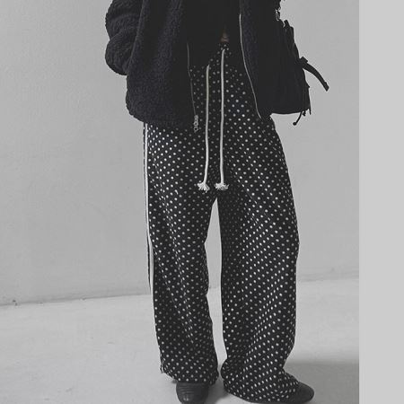 Dongdaemum Women’s Pants, a testament to the elegance and quality of wholesale Korean fashion.