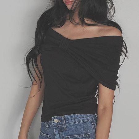 Dongdaemum Women’s Shirts, Tops & T-Shirts, a testament to the elegance and quality of wholesale Korean fashion.