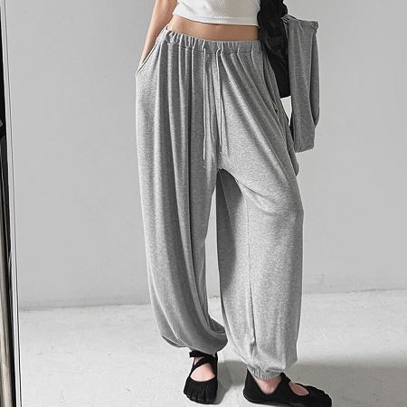 Dongdaemum Women’s Pants, a testament to the elegance and quality of wholesale Korean fashion.