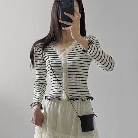 Dongdaemum Women’s Shirts, Tops & T-Shirts, a testament to the elegance and quality of wholesale Korean fashion.