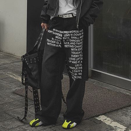 Dongdaemum Women’s Pants, a testament to the elegance and quality of wholesale Korean fashion.