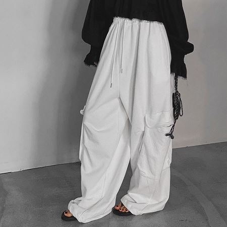 Dongdaemum Women’s Pants, a testament to the elegance and quality of wholesale Korean fashion.