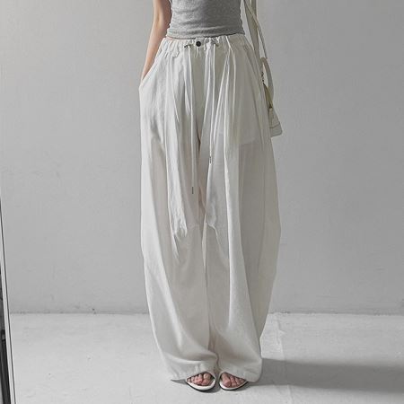 Dongdaemum Women’s Pants, a testament to the elegance and quality of wholesale Korean fashion.
