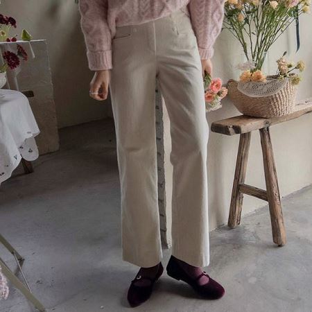 Dongdaemum Women’s Pants, a testament to the elegance and quality of wholesale Korean fashion.