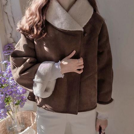 Dongdaemum Women’s Coats & Jackets, a testament to the elegance and quality of wholesale Korean fashion.