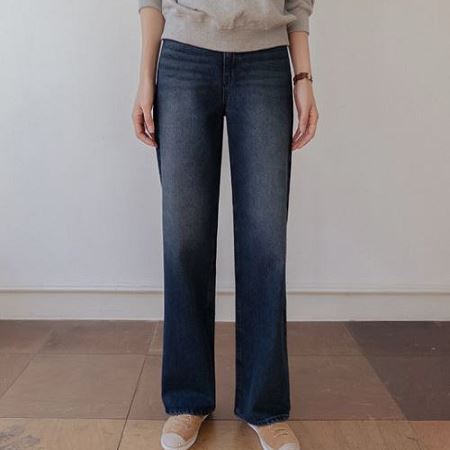 Dongdaemum Women’s Pants, a testament to the elegance and quality of wholesale Korean fashion.