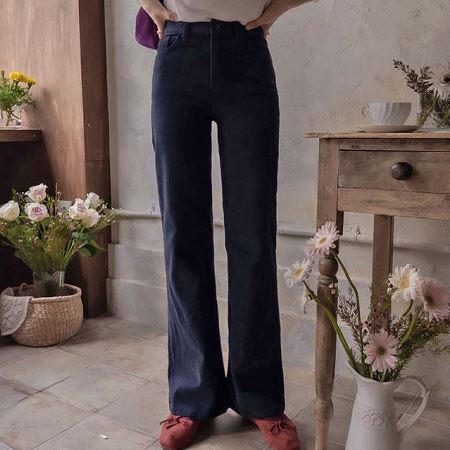 Dongdaemum Women’s Pants, a testament to the elegance and quality of wholesale Korean fashion.