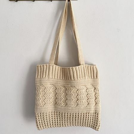 Dongdaemum Women’s Handbags, a testament to the elegance and quality of wholesale Korean fashion.