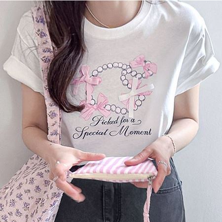 Dongdaemum Women’s Shirts, Tops & T-Shirts, a testament to the elegance and quality of wholesale Korean fashion.
