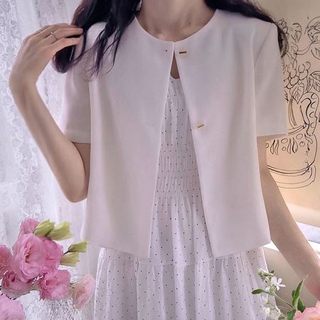 Dongdaemum Women’s Coats & Jackets, a testament to the elegance and quality of wholesale Korean fashion.