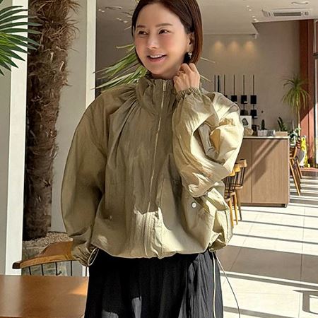 Dongdaemum Women’s Coats & Jackets, a testament to the elegance and quality of wholesale Korean fashion.