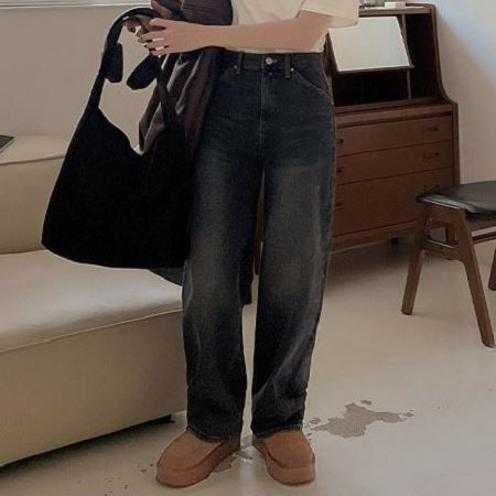 Dongdaemum Women’s Pants, a testament to the elegance and quality of wholesale Korean fashion.