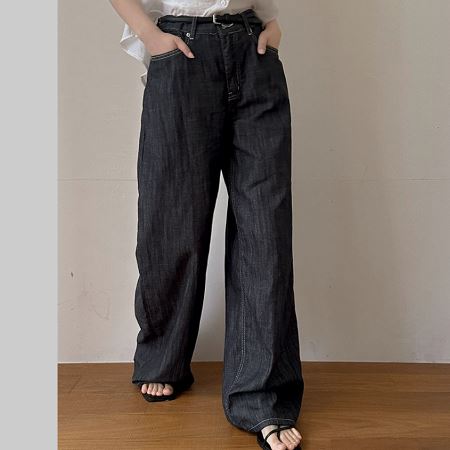 Dongdaemum Women’s Pants, a testament to the elegance and quality of wholesale Korean fashion.
