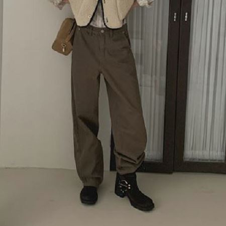 Dongdaemum Women’s Pants, a testament to the elegance and quality of wholesale Korean fashion.