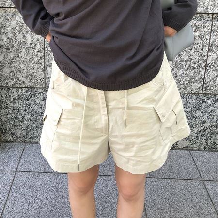 Dongdaemum Women’s Pants, a testament to the elegance and quality of wholesale Korean fashion.
