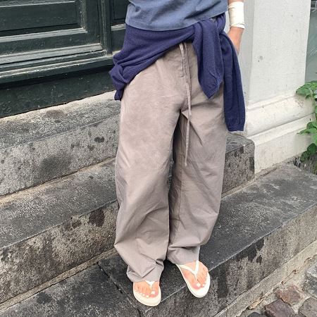 Dongdaemum Women’s Pants, a testament to the elegance and quality of wholesale Korean fashion.