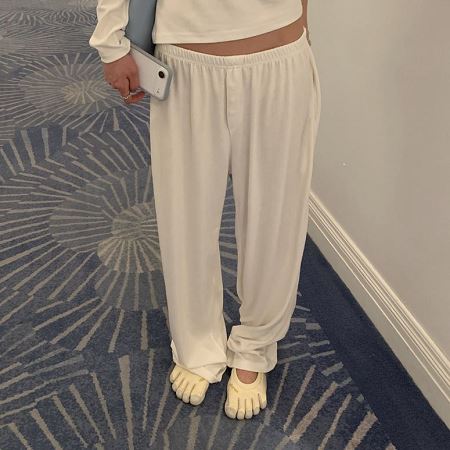 Dongdaemum Women’s Pants, a testament to the elegance and quality of wholesale Korean fashion.
