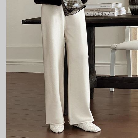 Dongdaemum Women’s Pants, a testament to the elegance and quality of wholesale Korean fashion.