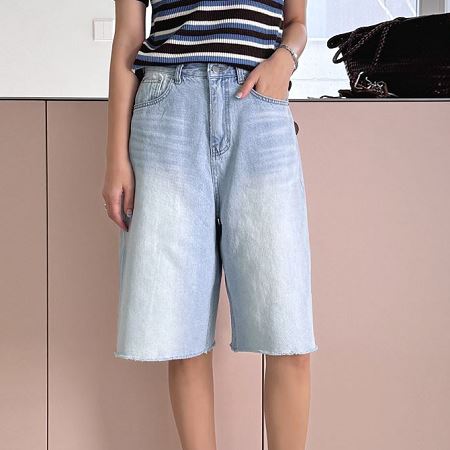 Dongdaemum Women’s Pants, a testament to the elegance and quality of wholesale Korean fashion.