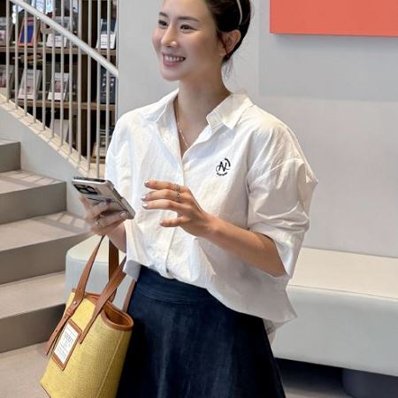 Dongdaemum Women’s Shirts, Tops & T-Shirts, a testament to the elegance and quality of wholesale Korean fashion.