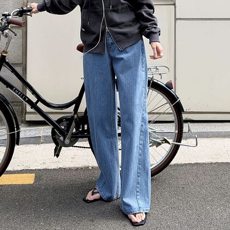 Dongdaemum Women’s Pants, a testament to the elegance and quality of wholesale Korean fashion.