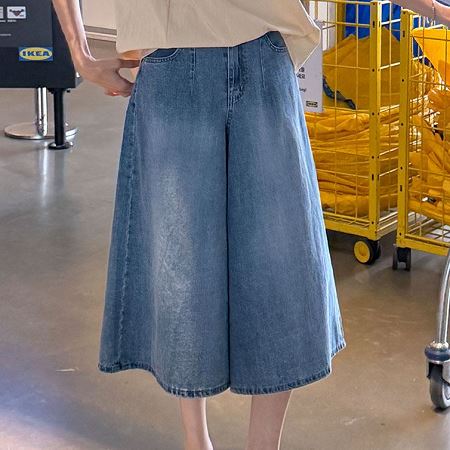 Dongdaemum Women’s Pants, a testament to the elegance and quality of wholesale Korean fashion.