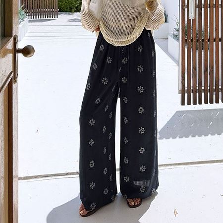 Dongdaemum Women’s Pants, a testament to the elegance and quality of wholesale Korean fashion.