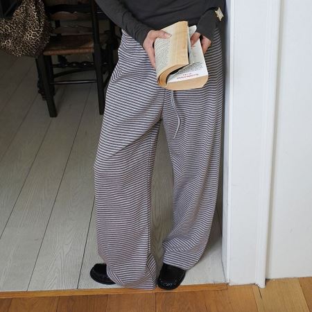 Dongdaemum Women’s Pants, a testament to the elegance and quality of wholesale Korean fashion.