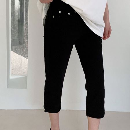 Dongdaemum Women’s Pants, a testament to the elegance and quality of wholesale Korean fashion.