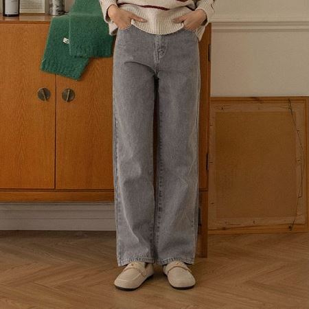 Dongdaemum Women’s Pants, a testament to the elegance and quality of wholesale Korean fashion.